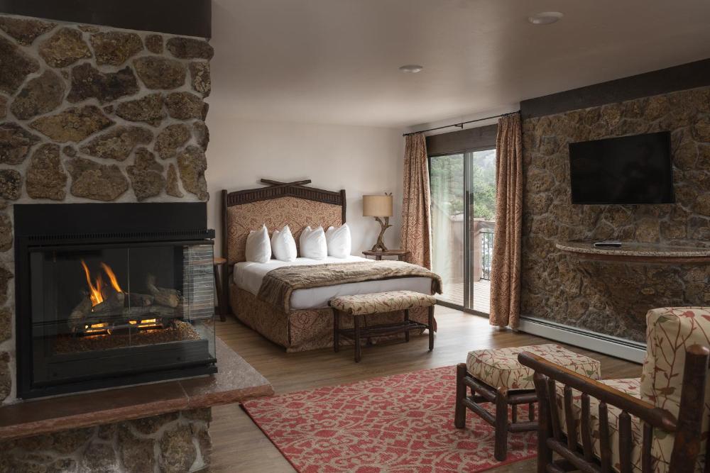 Suite with River View (2 Adults) interior